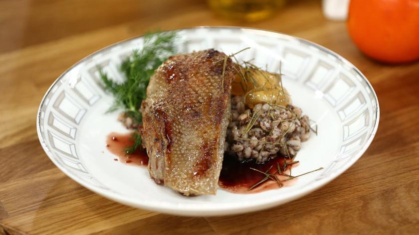 Kaczka w sosie z jabłkami i śliwkami