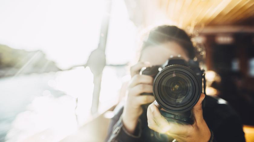 Kobieta robi zdjęcie aparatem fotograficznym