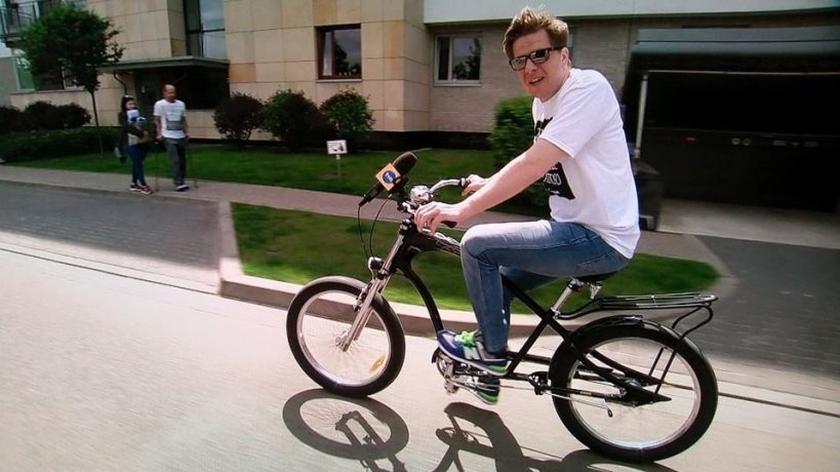 Filip Chajzer na rowerze