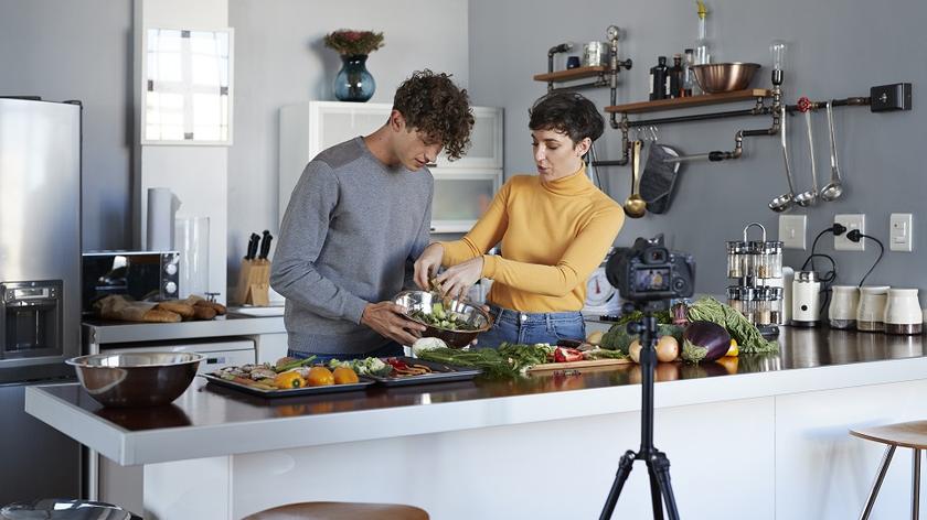 Para, która gotuje w kuchni 