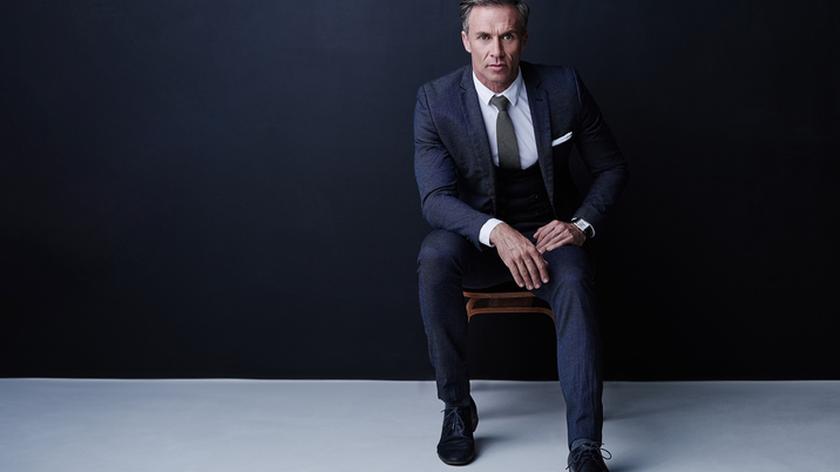 Przystojny mężczyzna w garniturze