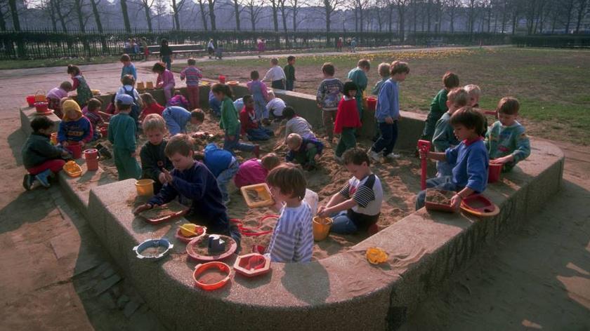 dzieci bawią się w piaskownicy