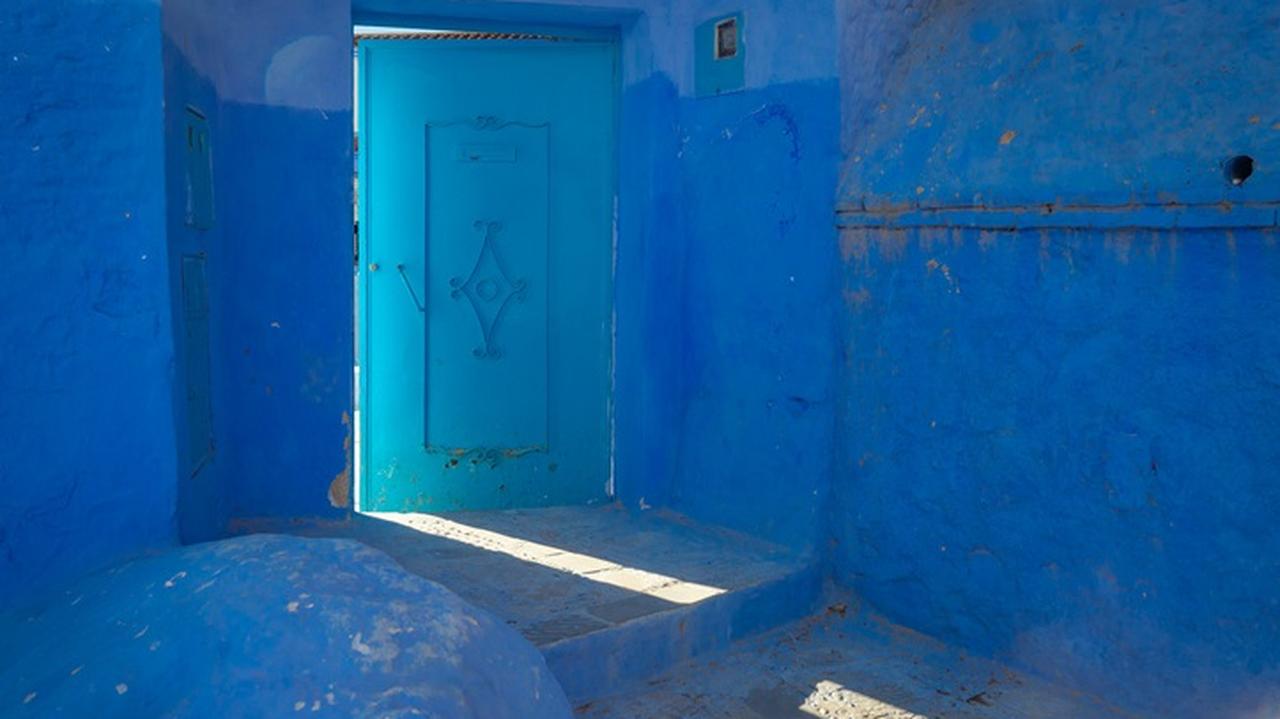 Uchylone niebieskie drzwi 