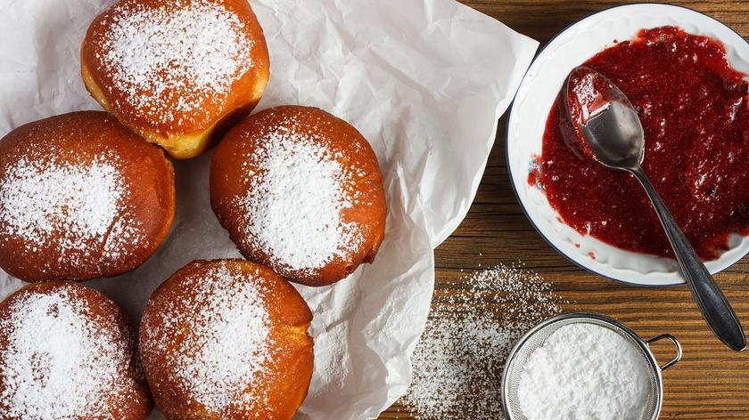 Pączki posypane sukrem pudrem 