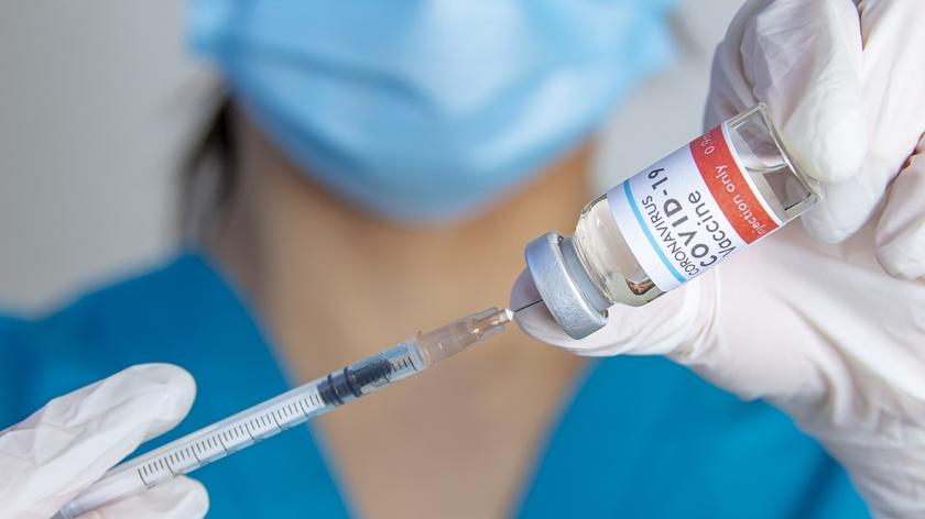 lekarka, która trzyma szczepionkę przeciwko COVID-19