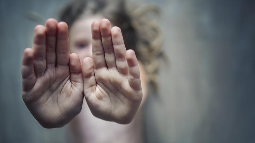 Dziewczynka przemoc dłonie