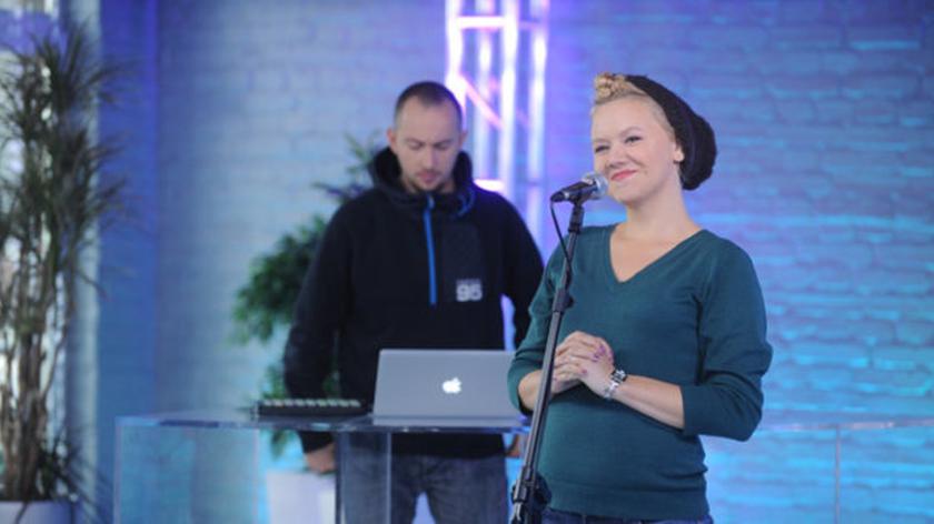 Sinusoidal w nostalgicznym utworze "Little stories"