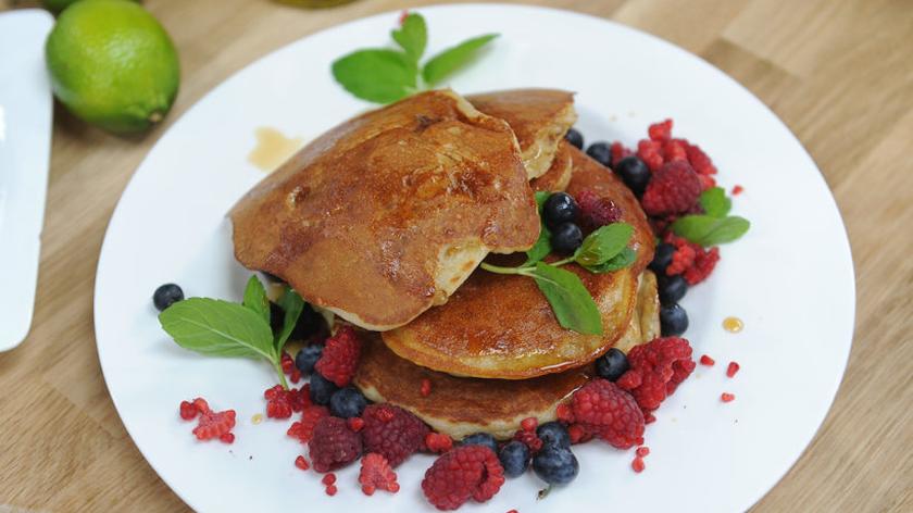 Panncakes z borówkami i malinami oraz syropem klonowym