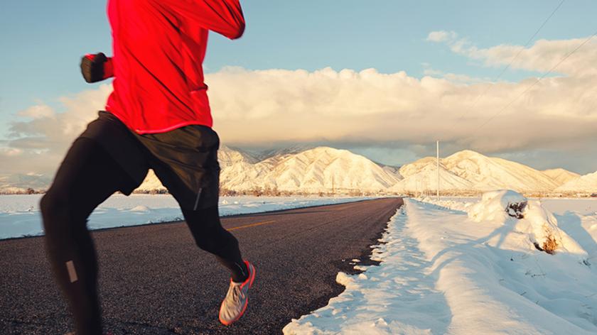 Mężczyzna biegnie w zimowym maratonie