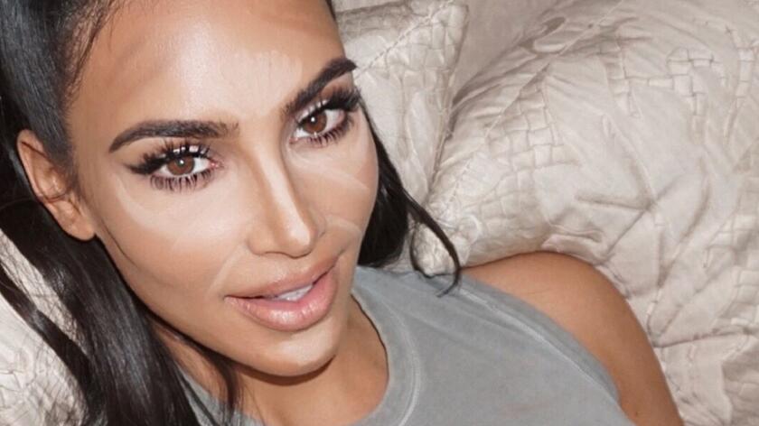 Kim Kardashian konturuje twarz