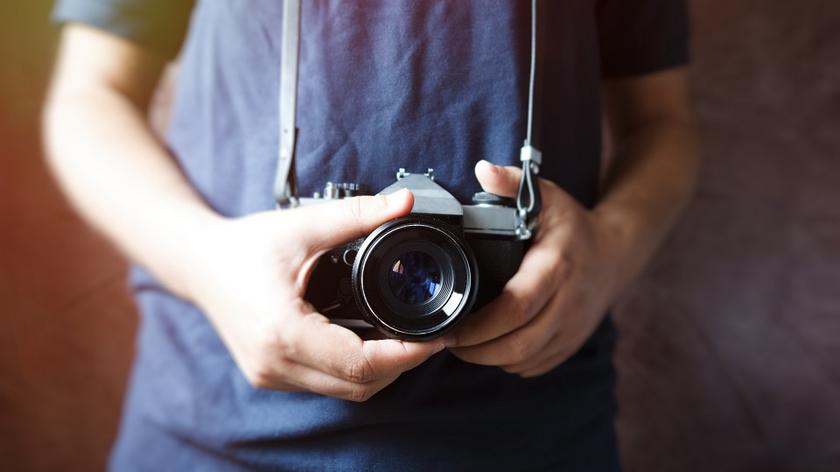 Mężczyzna, który trzyma aparat fotograficzny 