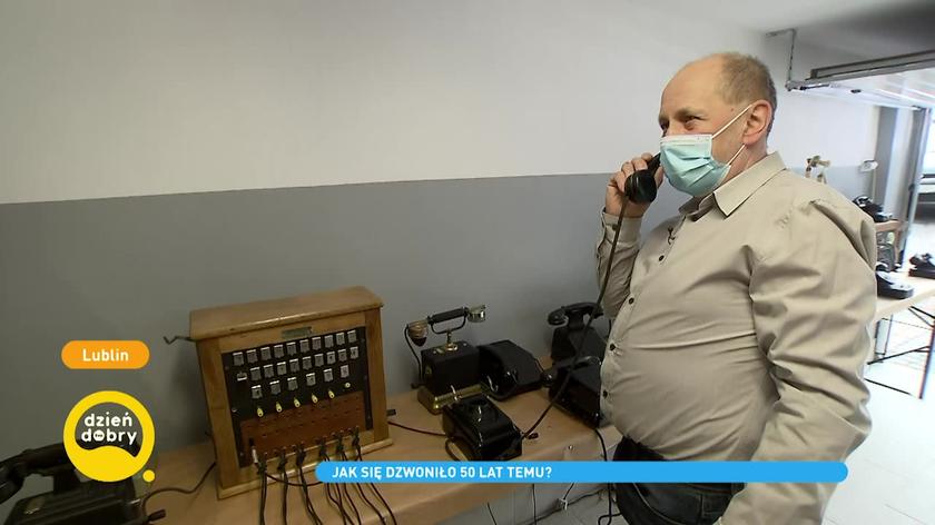 Henryk Świerszcz naprawia telefony