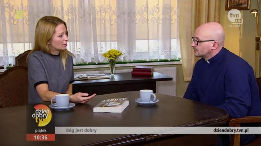 Katarzyna Olubińska i ks.Grzegorz Kramer