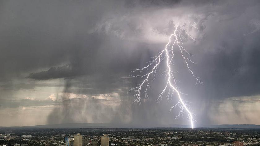 Burza łańcuszkowa. Wyładowanie atmosferyczne w mieście. 