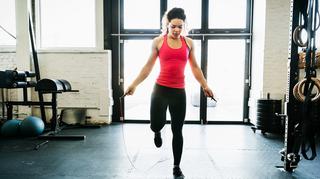 Ćwiczenia ze skakanką - jak ćwiczyć, aby schudnąć? Jakie efekty daje trening ze skakanką?