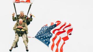 97-letni amerykański weteran skoczył ze spadochronem w Normandii 