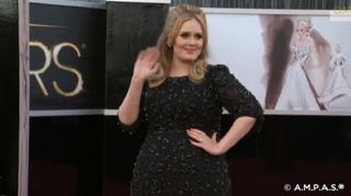 Adele bawi się przed telewizorem w sukience z 2016 roku. „Już po pięciu cydrach''