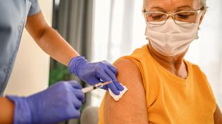 Trzecia dawka szczepienia przeciwko COVID-19. Kogo będzie dotyczyć?
