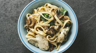 Makaron tagliatelle z kurczakiem – przepisy oraz pomysły na szybki, włoski obiad