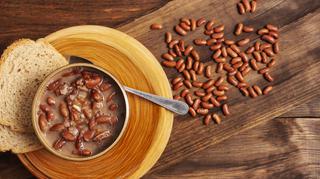Zupa fasolowa – przepis na tradycyjną zupę z boczkiem lub na żeberkach