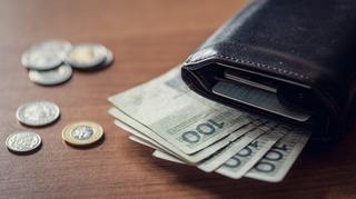 Lepiej płacić kartą czy gotówką? Ekspert radzi, jak przygotować się finansowo do zagranicznej podróży