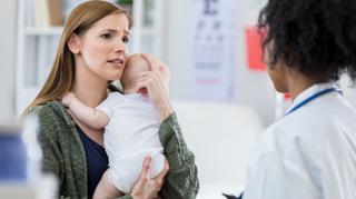 Refluks u niemowląt – ważne informacje dla każdego rodzica