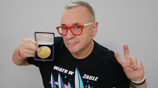 Medal Olgi Tokarczuk na licytacji WOŚP. Jurek Owsiak pokazał go w Dzień Dobry TVN