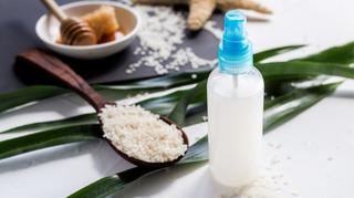 Woda ryżowa - naturalny kosmetyk dla włosów i skóry. Jak ją stosować?