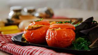 Faszerowane pomidory, sernik dyniowy i placuszki z cukinii - jesienne przepisy Piotra Kucharskiego