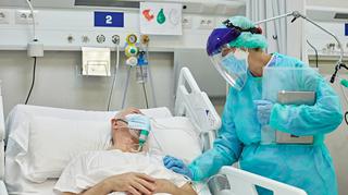 Polscy naukowcy wyliczyli, ile osób może umrzeć podczas czwartej fali koronawirusa. Liczby są zatrważające 
