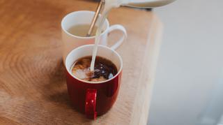 Proteinowa kawa stała się hitem sieci, jednak specjaliści ostrzegają przed częstym jej spożywaniem. Dlaczego?