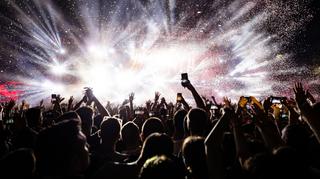 Coldplay, Ed Sheeran i Bruno Mars na największym festiwalu online. Artyści wspierają walkę z koronawirusem