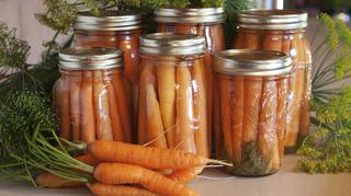 Jak zrobić kiszoną marchewkę? Z imbirem, na ostro, na zimę