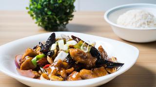 Kurczak Kung Pao - przepis, składniki. Jak zrobić pysznego, orientalnego Kung Pao kurczaka z orzechami i porem?