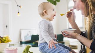 Jadłospis dla niemowlaka. Czy zbilansowane żywienie dzieci jest tak ważne? Przykładowy jadłospis dla niemowlaka