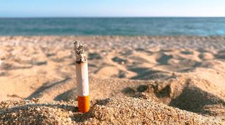 Czy można palić papierosy na plaży? Sprawdź, jak się zachować na urlopie