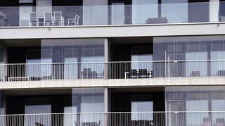 Czym i jak osłonić balkon w bloku? Metody na osłonę przed słońcem, wiatrem i sąsiadami