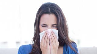 Katar i kichanie. Czy to alergia, czy może już przeziębienie?