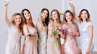 Sukienki na ślub dla gości: te modele warto mieć w swojej szafie w 2021 roku