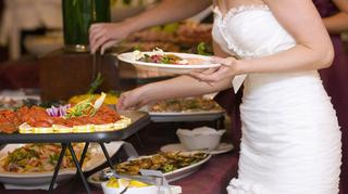 Menu weselne – jak wybrać idealne, aby zadowolić wszystkich gości?