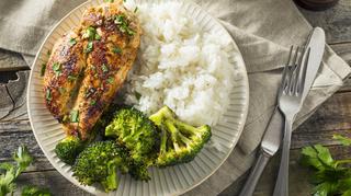 Ryż z kurczakiem i warzywami – przepis, wskazówki, kaloryczność