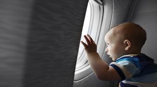 Podróż samolotem z małym dzieckiem – co warto zabrać, by ją sobie ułatwić?