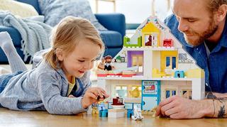 Zbuduj z dzieckiem pierwszy dom. Idealna zabawa dla malucha i rodzica