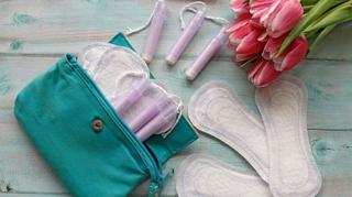 Podpaski, tampony i kubeczek menstruacyjny, czyli higiena w czasie miesiączki. Ginekolog: 
