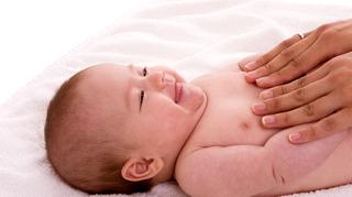 Masaż niemowlaka przed snem – jeden rytuał, wiele korzyści