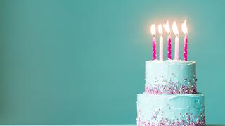Tort piętrowy ‒ idealna propozycja na ślub i na 18-kę. Jak zrobić tort piętrowy?