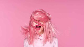 Różowe włosy to absolutny hit wiosennych trendów. Sprawdź, co powinnaś o nich wiedzieć, zanim zdecydujesz się na koloryzację