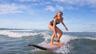 Surfing dla początkujących – bezpieczeństwo, sprzęt, nauka surfingu. Co warto wiedzieć? 