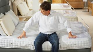Jak kupować łóżko z materacem - podwójne sypialniane i jednoosobowe
