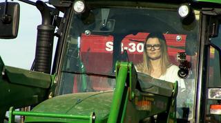 Dziewczyna z miasta wkręcona w traktory